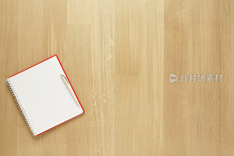 空白记事本和铅笔在旧木头桌子的背景