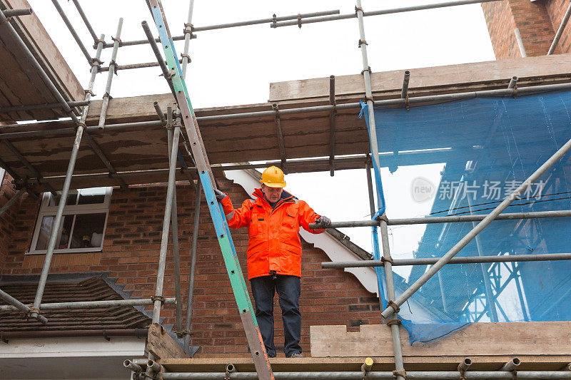 在家庭住宅建筑工地工作的男性工业建筑工人