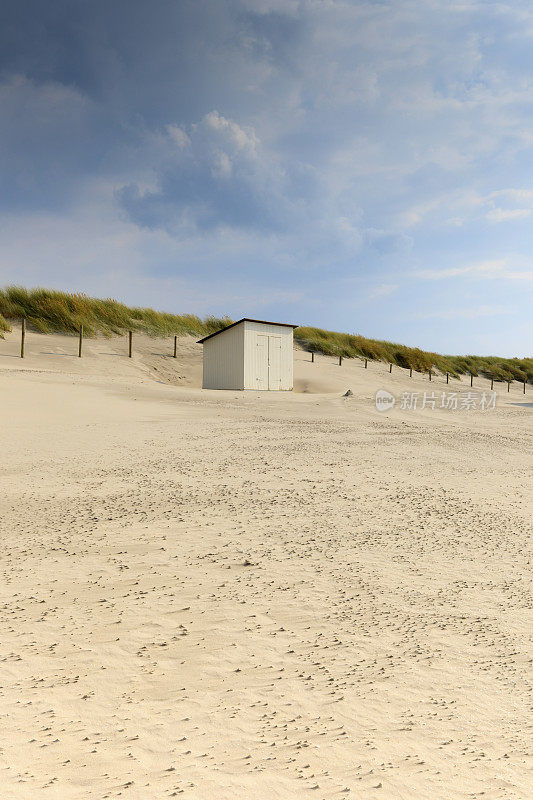 荷兰海岸典型的白色海滩房屋