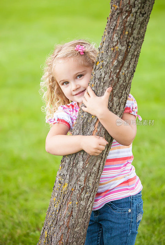 女孩抱着树
