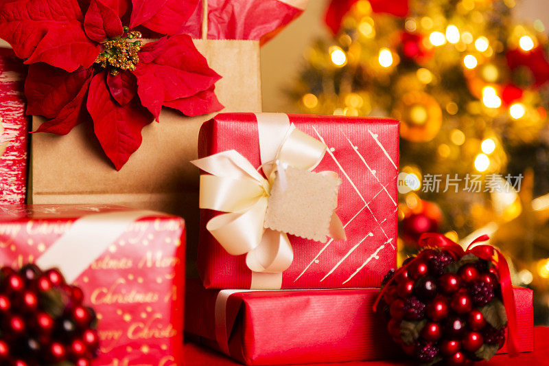圣诞节:包装精美的节日礼物。树在后台。