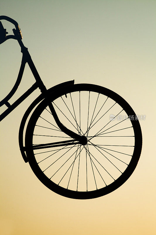 自行车和日落。