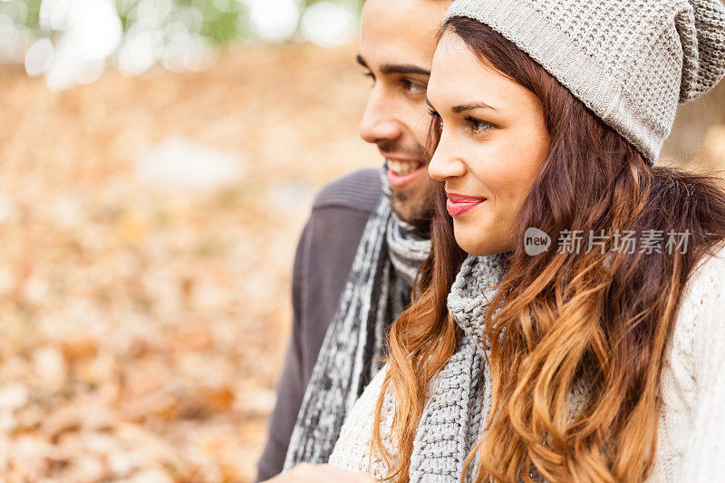年轻夫妇在公园里，享受秋日