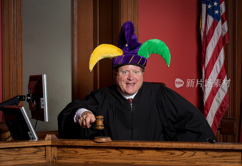 戴着小丑帽和木槌的法官
