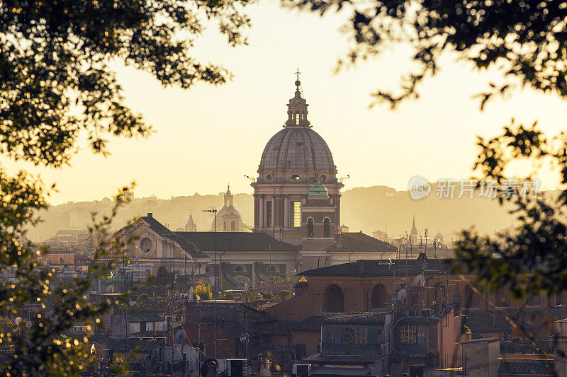 日落时分，罗马的天际线和教堂的圆屋顶，意大利