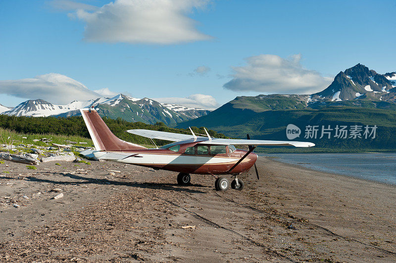 阿拉斯加海滩上的轻型飞机