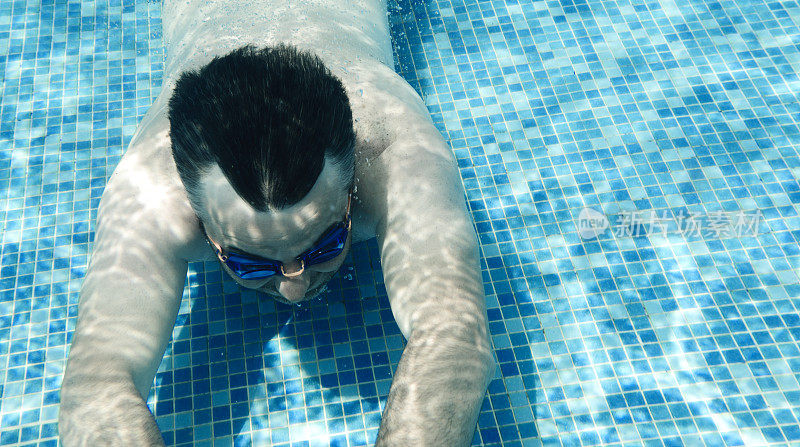 在水下游泳运动员