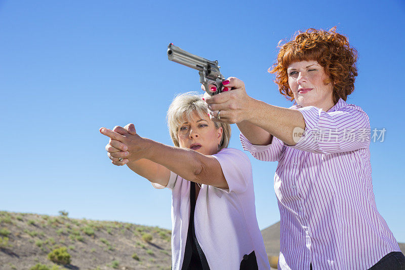 女教官教一个女人如何瞄准枪