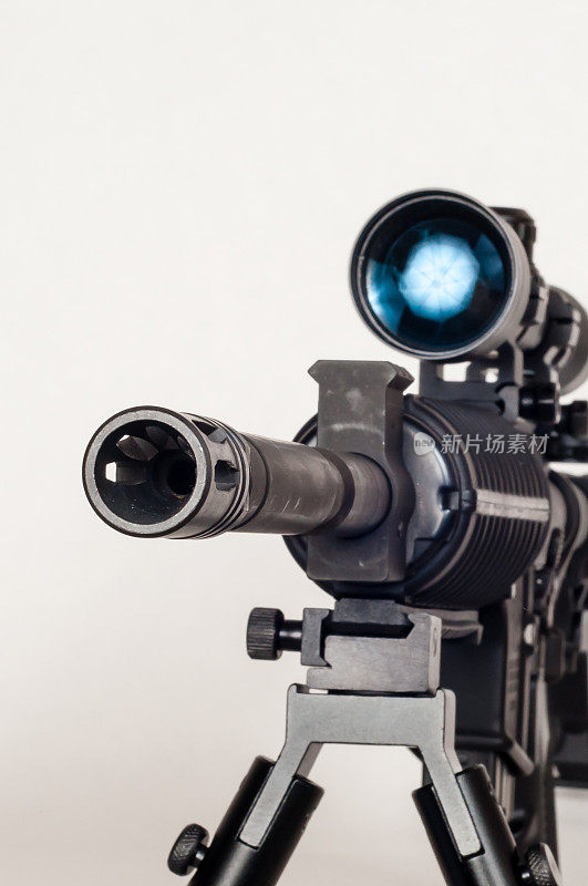 带瞄准镜的AR-15现代运动步枪