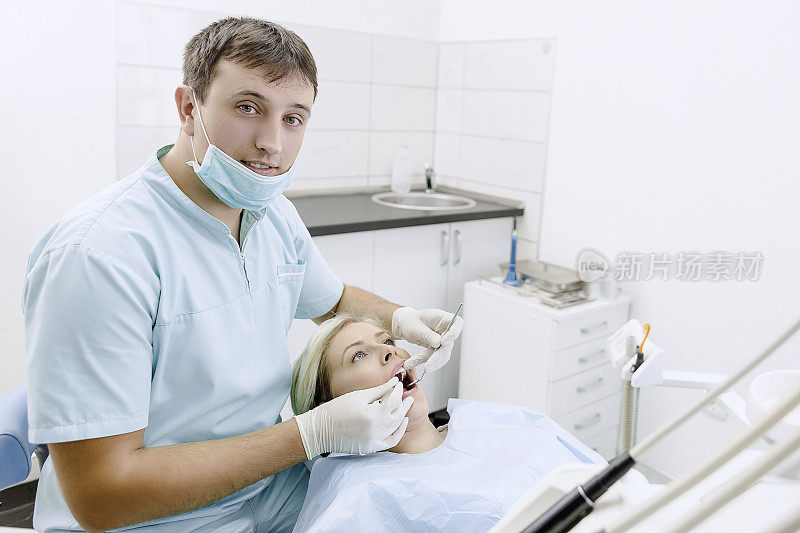 年轻男性牙医。肖像。