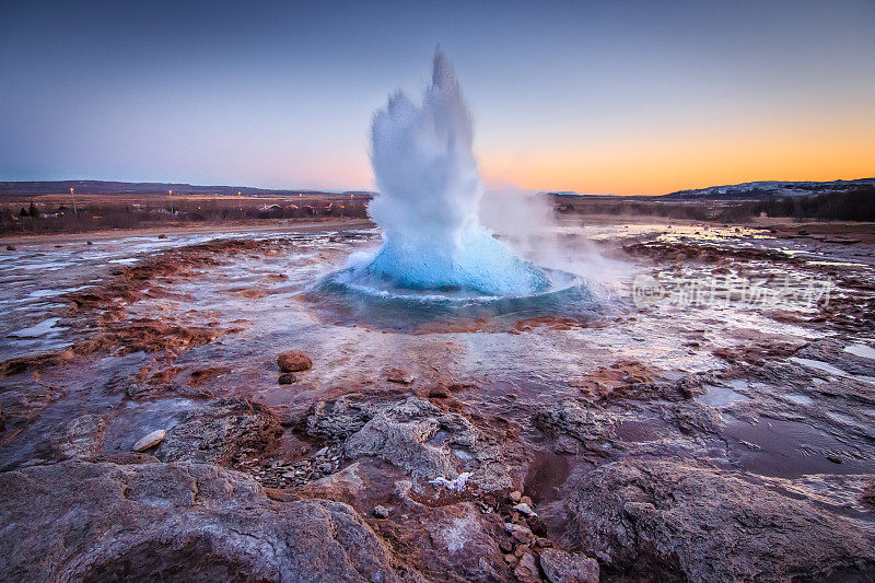冰岛日落后壮观的盖尔福斯间歇泉地质喷发