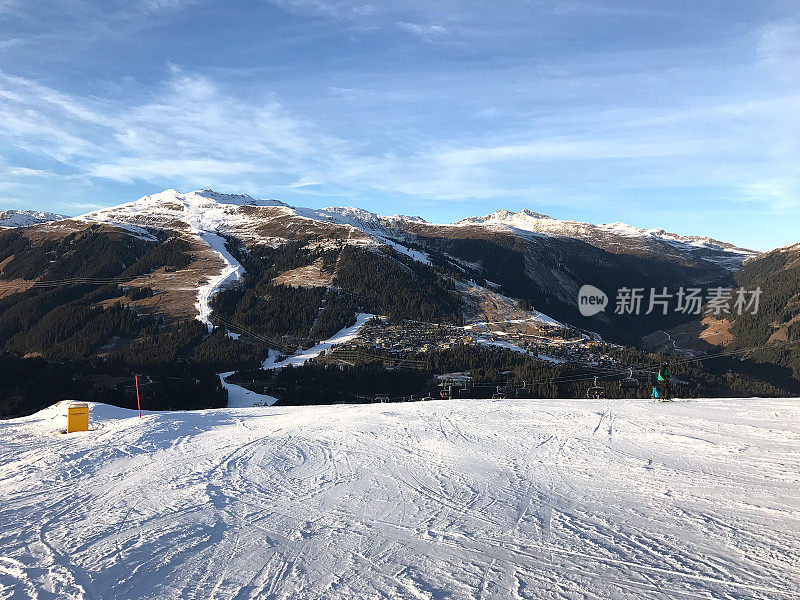 雪山的山峰在齐勒塔尔