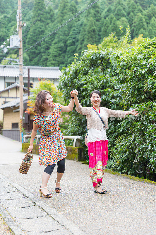 快乐的日本姐妹享受旅游