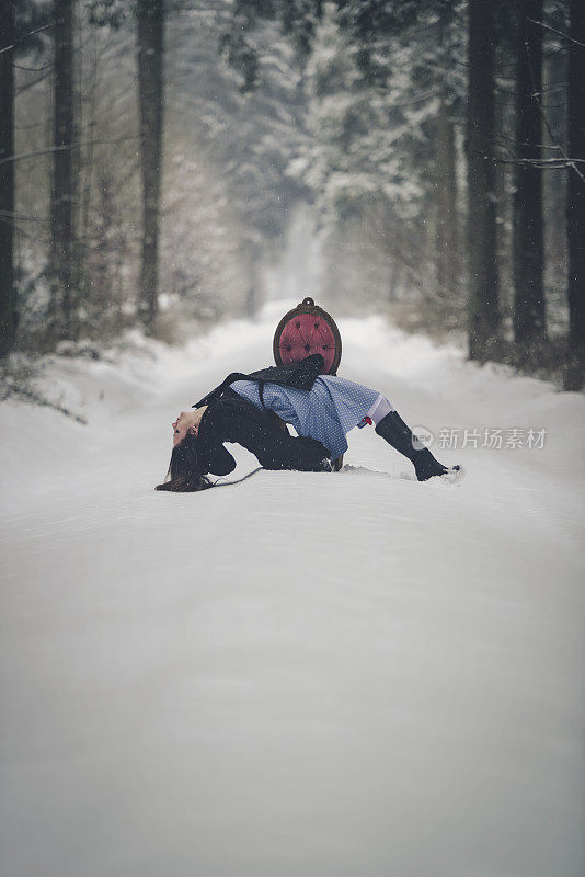 年轻女子红色复古椅子雪地森林