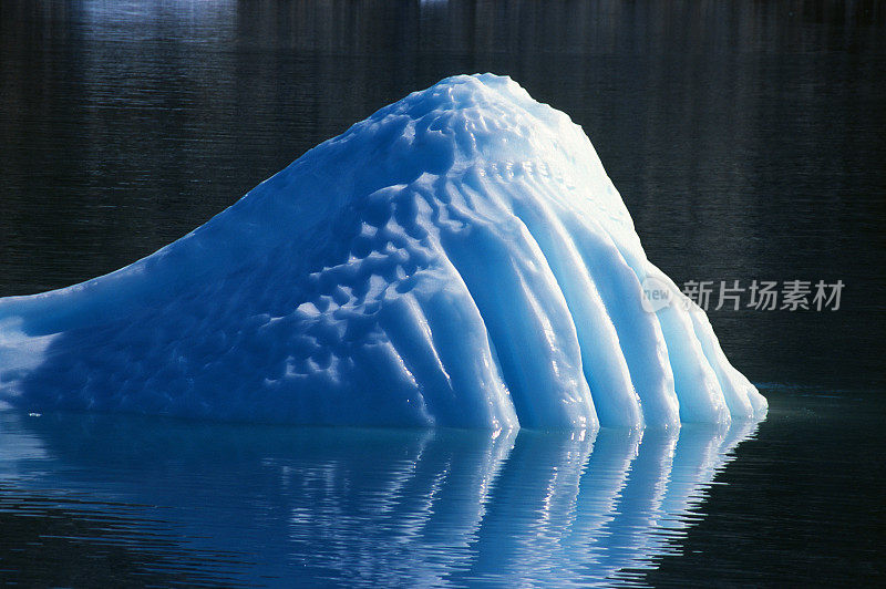 漂浮在水上的小冰山