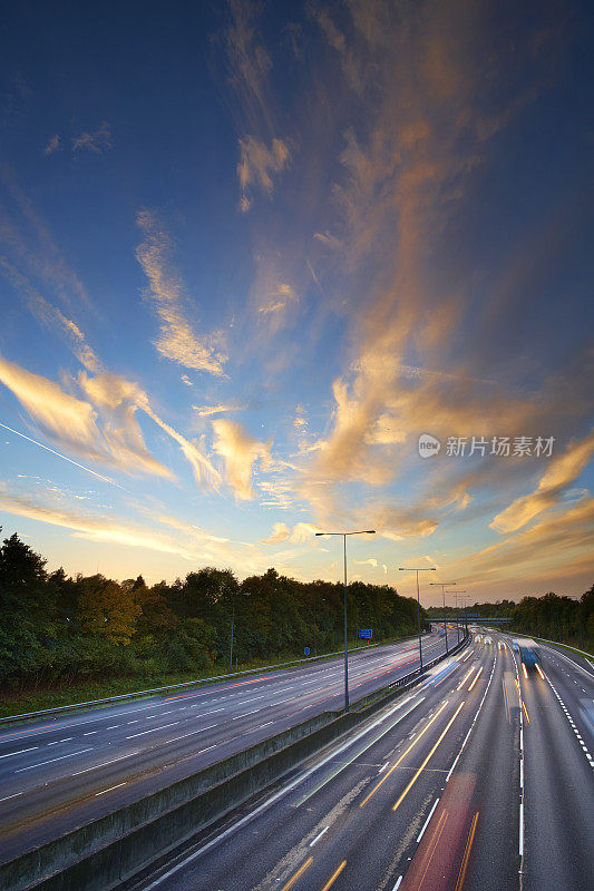 日落时分的M40高速公路