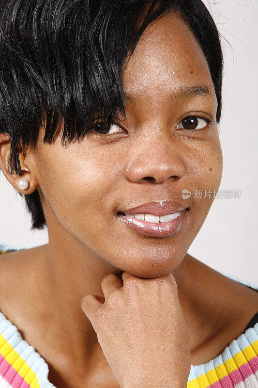 年轻漂亮的黑人女性肖像