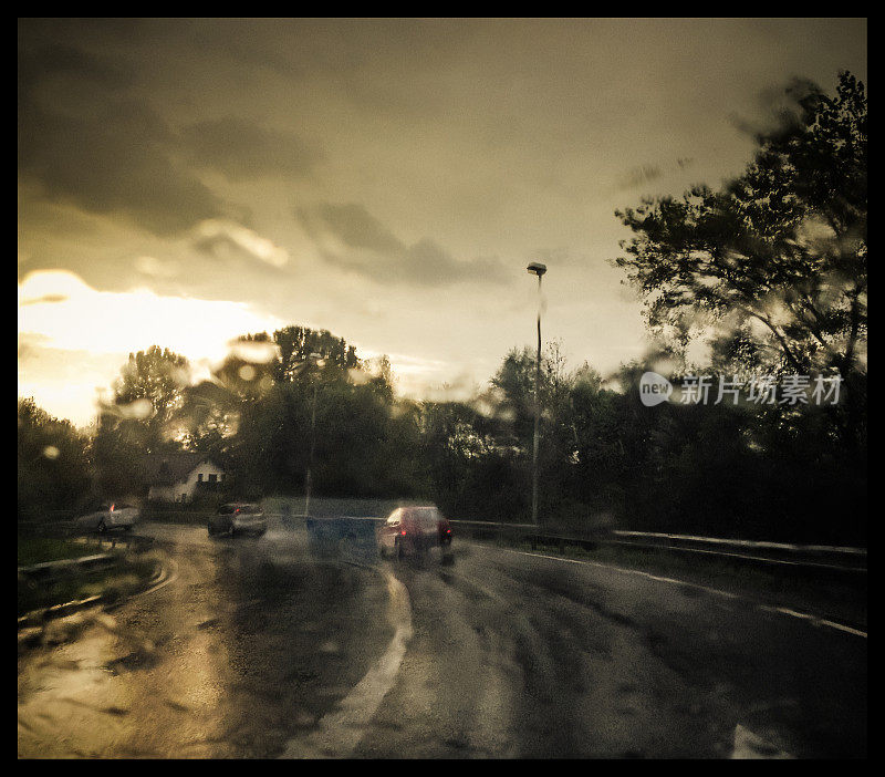 下雨的路上