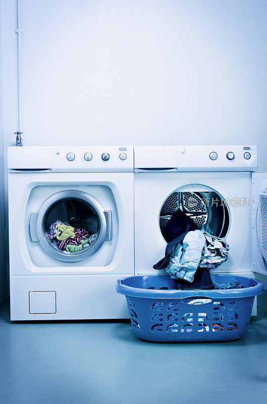 有洗衣机和烘干机的洗衣房