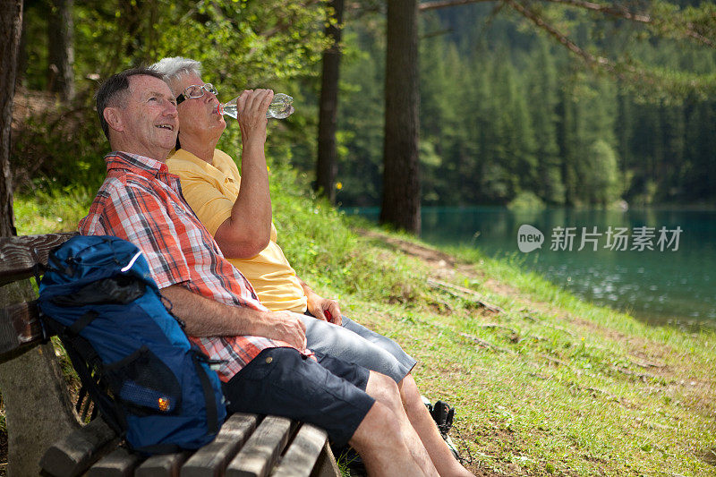 老年人在湖边清凉