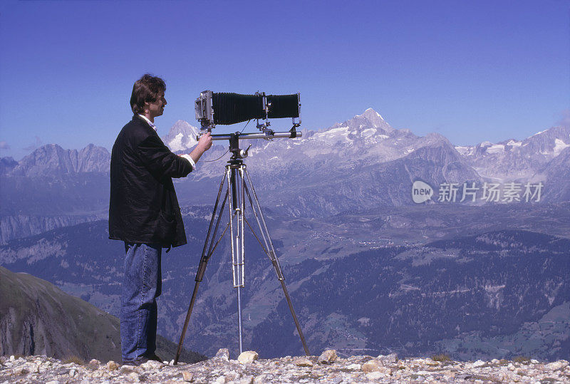 摄影师(1989)在瑞士山区，大画幅相机