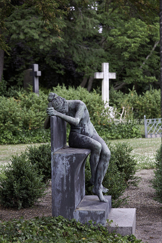 墓地中的雕像