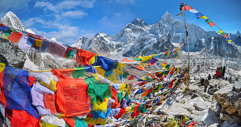 珠穆朗玛峰和Nuptse与佛教经幡旗