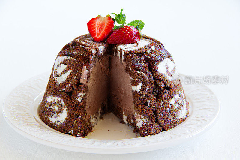 皇家夏洛特蛋糕配草莓巧克力冰淇淋。