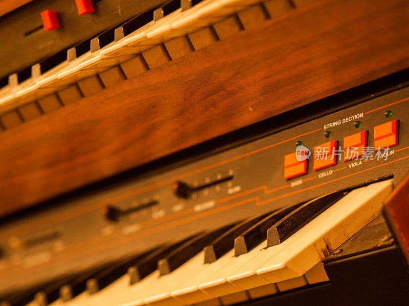 老式合成器键盘乐器