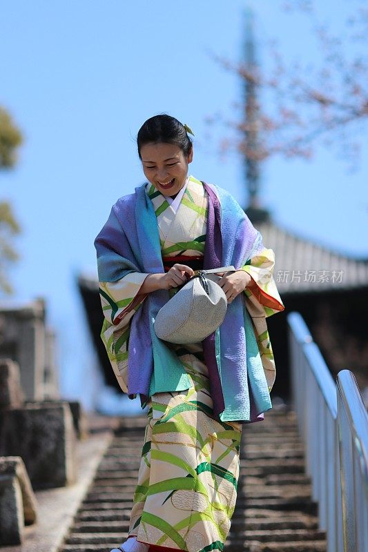 穿着和服的女士走在京都台阶上