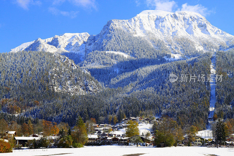 在瓦克森斯坦巴伐利亚阿尔卑斯山的阿尔卑斯村，田园诗般的松树林地下的雪景，雄伟的阿尔卑斯山山谷，戏剧性的巴伐利亚德国雪山全景，贝希特斯加登阿尔卑斯山，德国