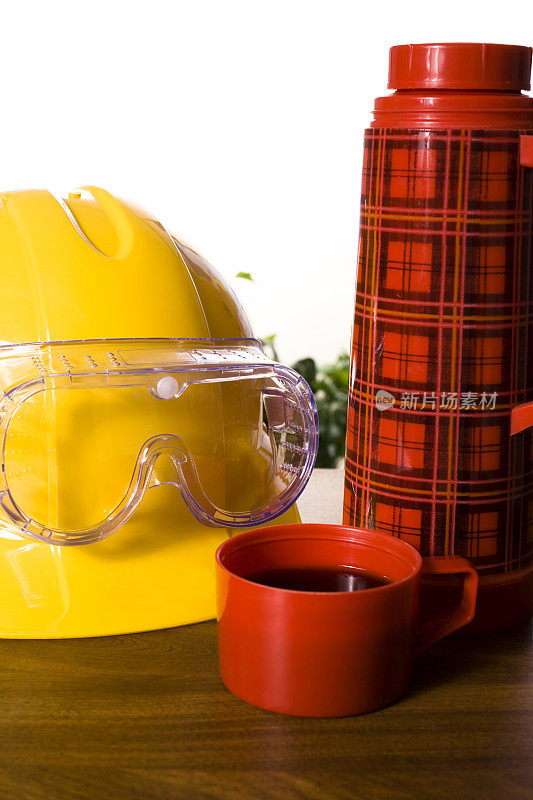 黄色的安全护目镜红色格子的保温瓶杯子咖啡。