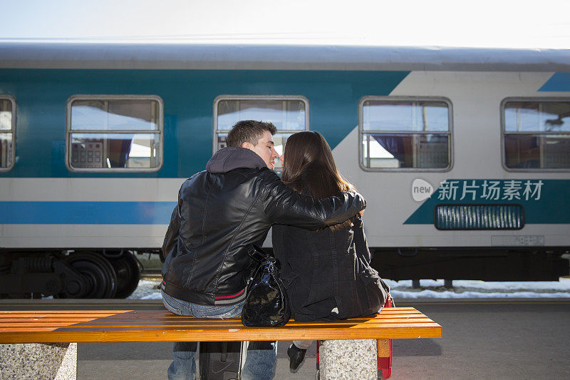 一对年轻的情侣在等火车