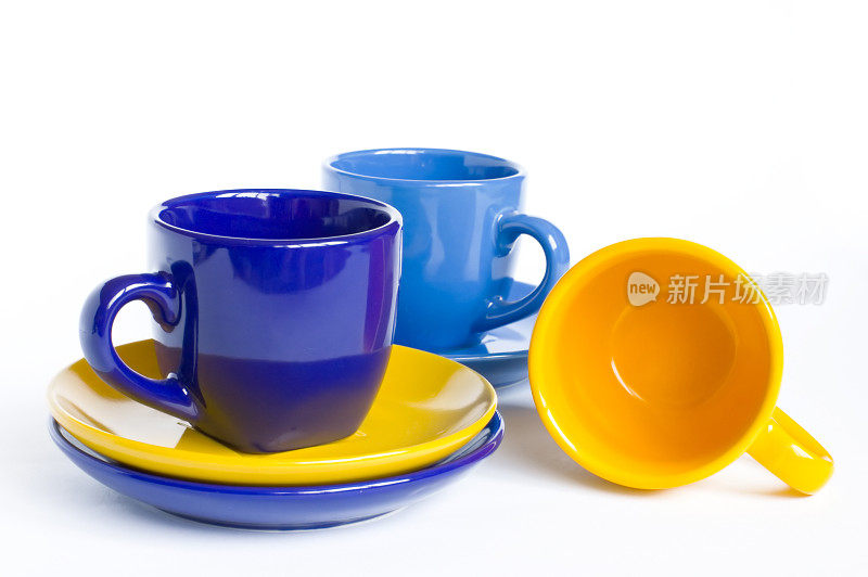 五颜六色的茶杯和茶碟