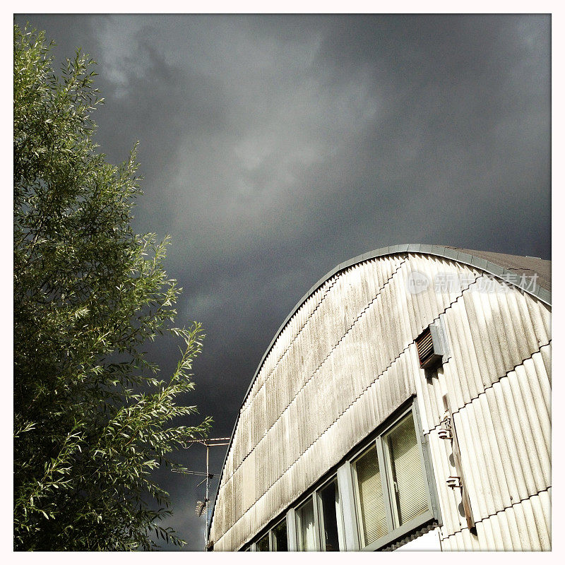 暴风雨天空下的建筑