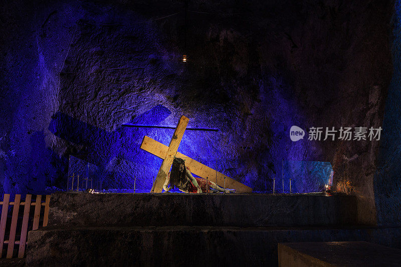 哥伦比亚:在Nemocón的Halite矿，基督的雕像倒下了