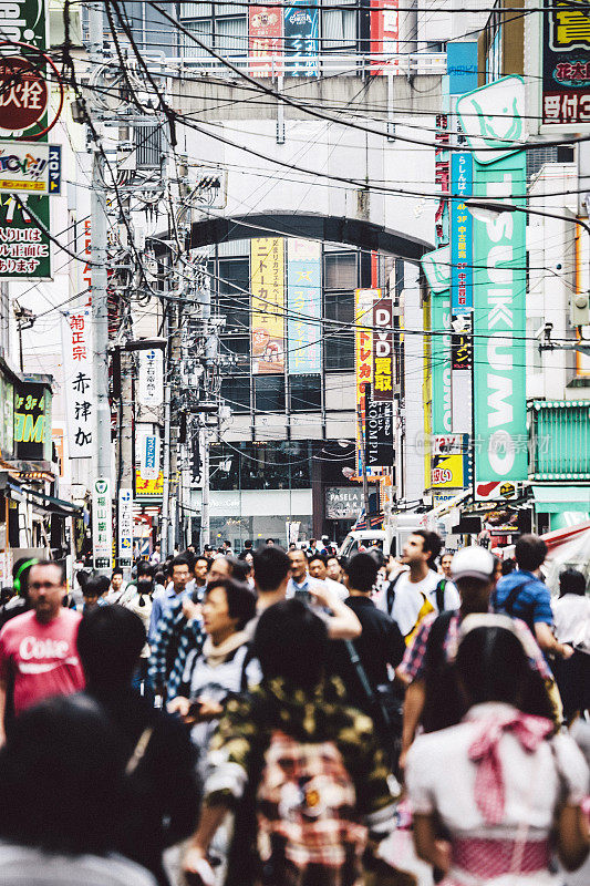 东京秋叶原电力城的街道。