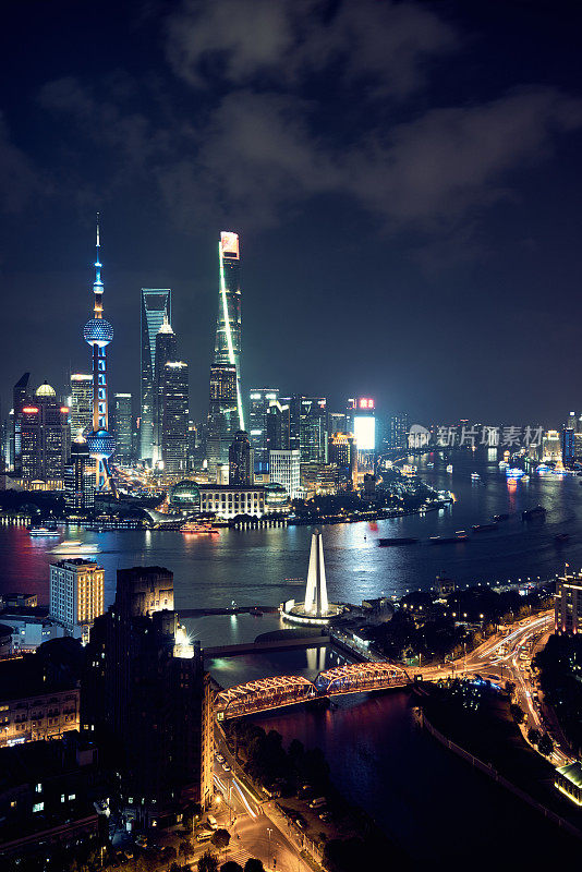 晚上的城市天际线，上海，中国