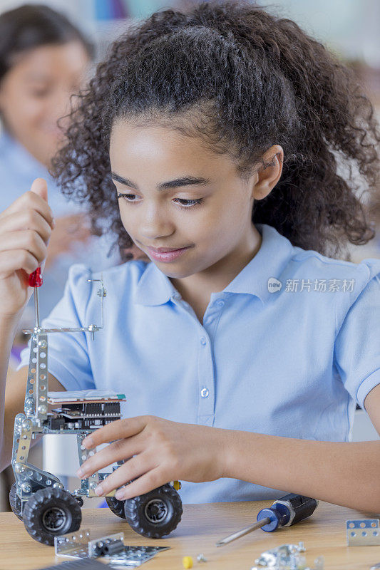 私立STEM学校的学生在课堂上制造机器人