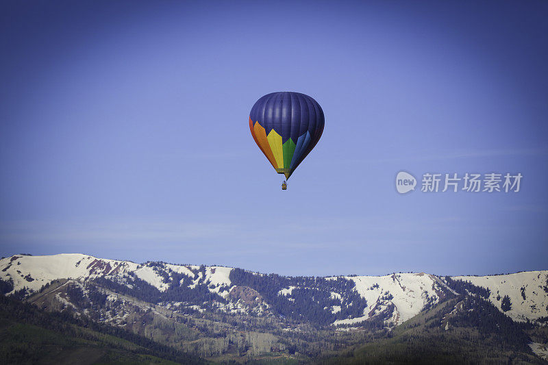 乘坐热气球在地面上空飞行