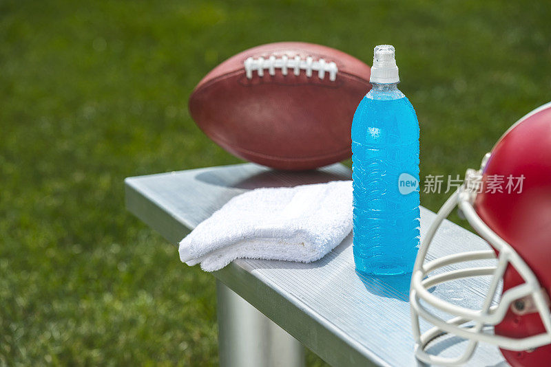 浅蓝色运动饮料与足球设备长凳