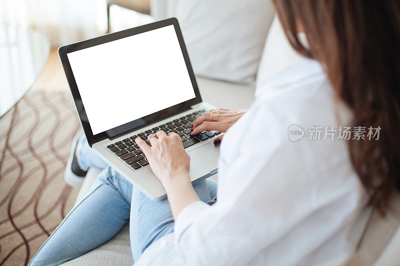 女性使用黑屏笔记本电脑的裁剪图像