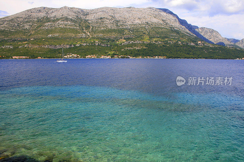 游艇航行-田园诗般的亚得里亚海，绿松石半透明的地中海海滩，科尔库拉岛，山脉全景-达尔马提亚，克罗地亚