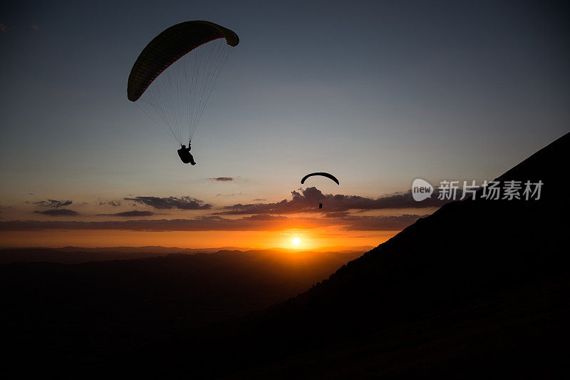 滑翔伞在日落时分