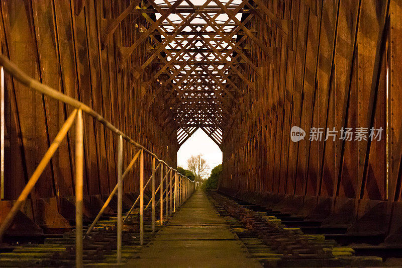 老工业铁路铁桥中心透视夜景