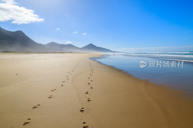 西班牙加那利群岛，富埃特文图拉，美丽的Cofete海滩沙滩上的脚印