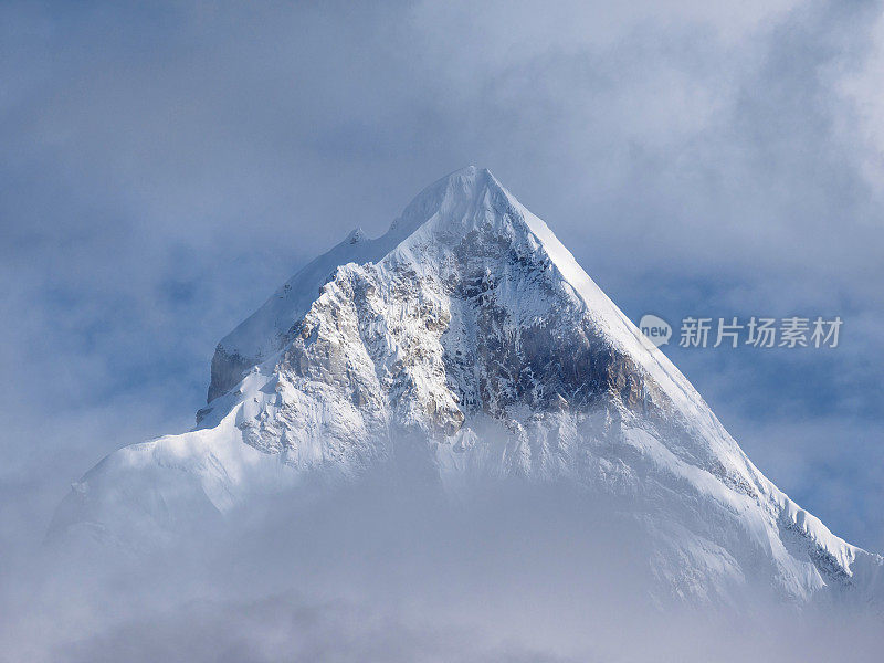 中国四川“四姑娘山”雪山的特写。