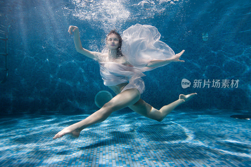 女子正在跳水下运动舞。