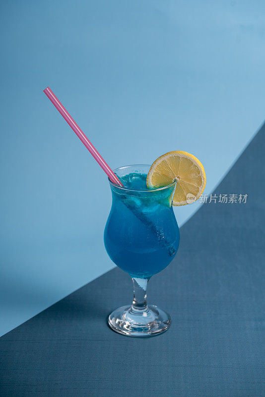 蓝色的冰河期鸡尾酒在彩色的背景上