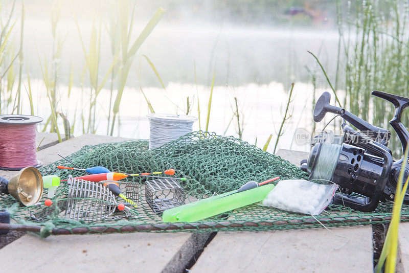 渔具躺在湖上的木桥上。